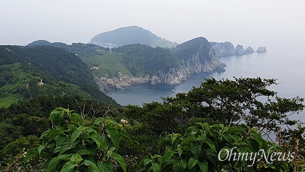  연화봉에서 바라다본 용머리. 용이 대양을 향해 힘차게 헤엄쳐 나가는 것처럼 보인다.