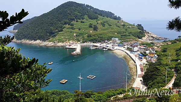  용머리 근처 갯마을인 동두마을, 용머리 가는 산길 위에서 내려다본 풍경.