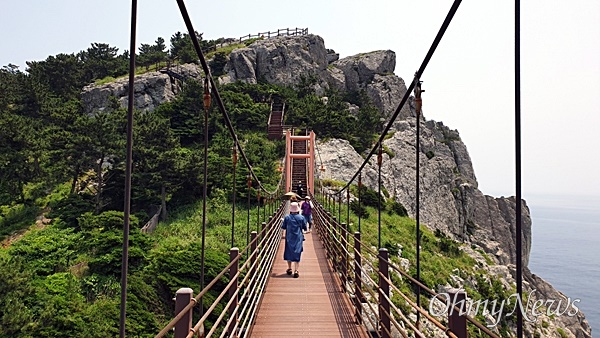  연화도 출렁다리. 이 다리를 넘어서 조금만 더 가면 곧 용머리가 나온다.