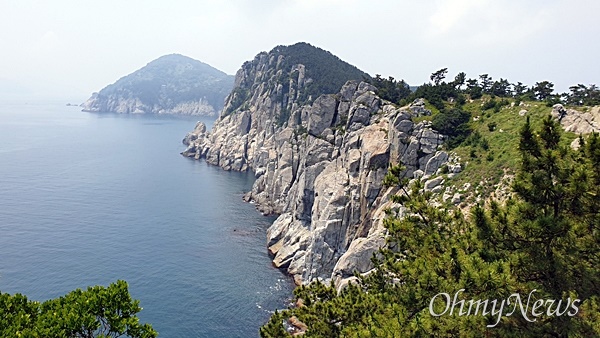  용머리 위에서 뒤를 돌아다본 풍경. 바위 절벽이 장관이다.