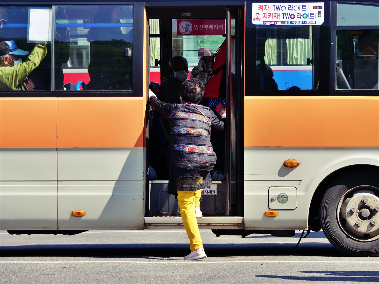 버스 이용자의 숫자나 그들의 발언권이 적다 보니 버스 이용의 불편함을 해소할 개선 대책은 정책과 예산에서 자꾸 뒤로 밀릴 수밖에 없다. 불편하니 이용자는 더 줄어드는 악순환이 반복된다. 