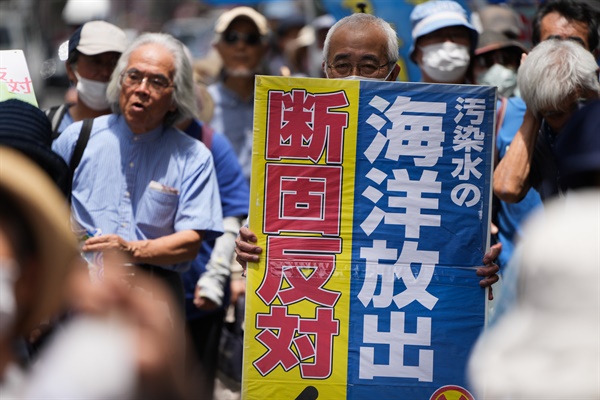 지난 20일 일본 후쿠시마에서 시민들이 후쿠시마 원전 오염수 해양 방류 반대 시위를 벌이고 있다. 
