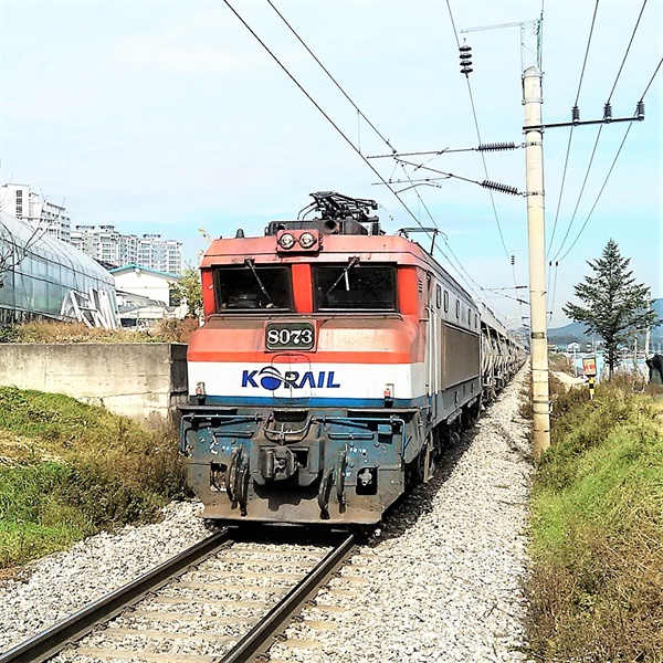 8000호대 전기기관차는 한국 철도의 발전기를 상징하는 유물이다.