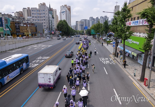  이태원참사 진상규명 특별법 제정 촉구를 위해 28일 오전 서울시청 앞 이태원참사 희생자 분향소에서 희생자 유가족, 더불어민주당, 정의당, 기본소득당, 진보당 의원들과 세월호 유가족들이 함께 국회 앞 농성장을 향해 집중 공동행동의 날 행진을 하고 있다.