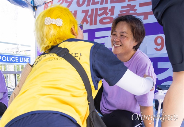  28일 오전 국회 앞 이태원참사 단식 농성장에서 이태원참사 진상규명 특별법 제정 촉구 집중 공동행동의 날 행진을 마친 세월호 유가족 순범엄마 최지영씨가 9일째 단식 농성 중인 고 박가영씨 어머니 최선미씨와 함께 대화하고 있다.