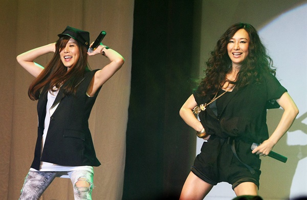  그룹 룰라로 활동한 가수 채리나(왼쪽), 김지현.(자료사진, 2009.6.17).