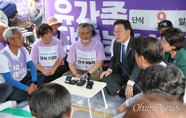 단식 9일차 이태원참사 유가족 농성장 찾은 이재명 대표 이재명 더불어민주당 대표가 28일 오후 서울 여의도 국회 앞 이태원참사 유가족 단식농성장을 방문해 단식 9일차인 이정민 이태원참사 유가족협의회 대표직무대행, 최선미 운영위원 등과 대화하고 있다. 