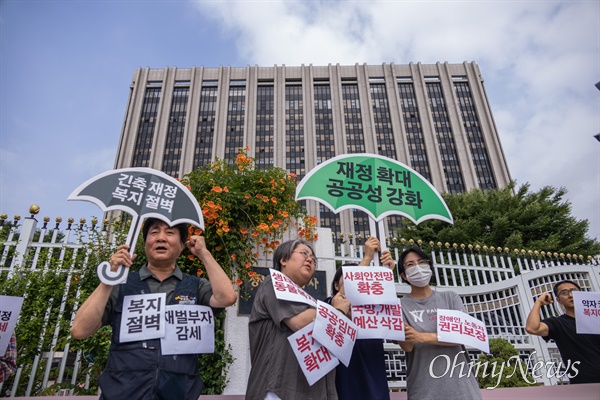 지난 6월 28일 각계 사회단체 활동가들이 서울 종로구 정부서울청사 앞에서 국가재정전략회의 대응 노동시민사회단체 기자회견을 열고 재정 확대 및 공공성 강화를 주장하고 있다.