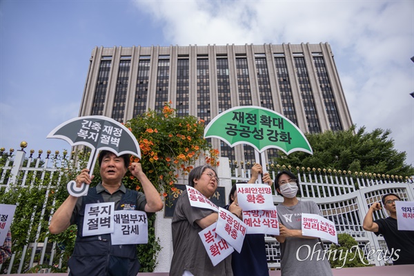  지난 6월 28일 각계 사회단체 활동가들이 서울 종로구 정부서울청사 앞에서 국가재정전략회의 대응 노동시민사회단체 기자회견을 열고 재정 확대 및 공공성 강화를 주장하고 있다.