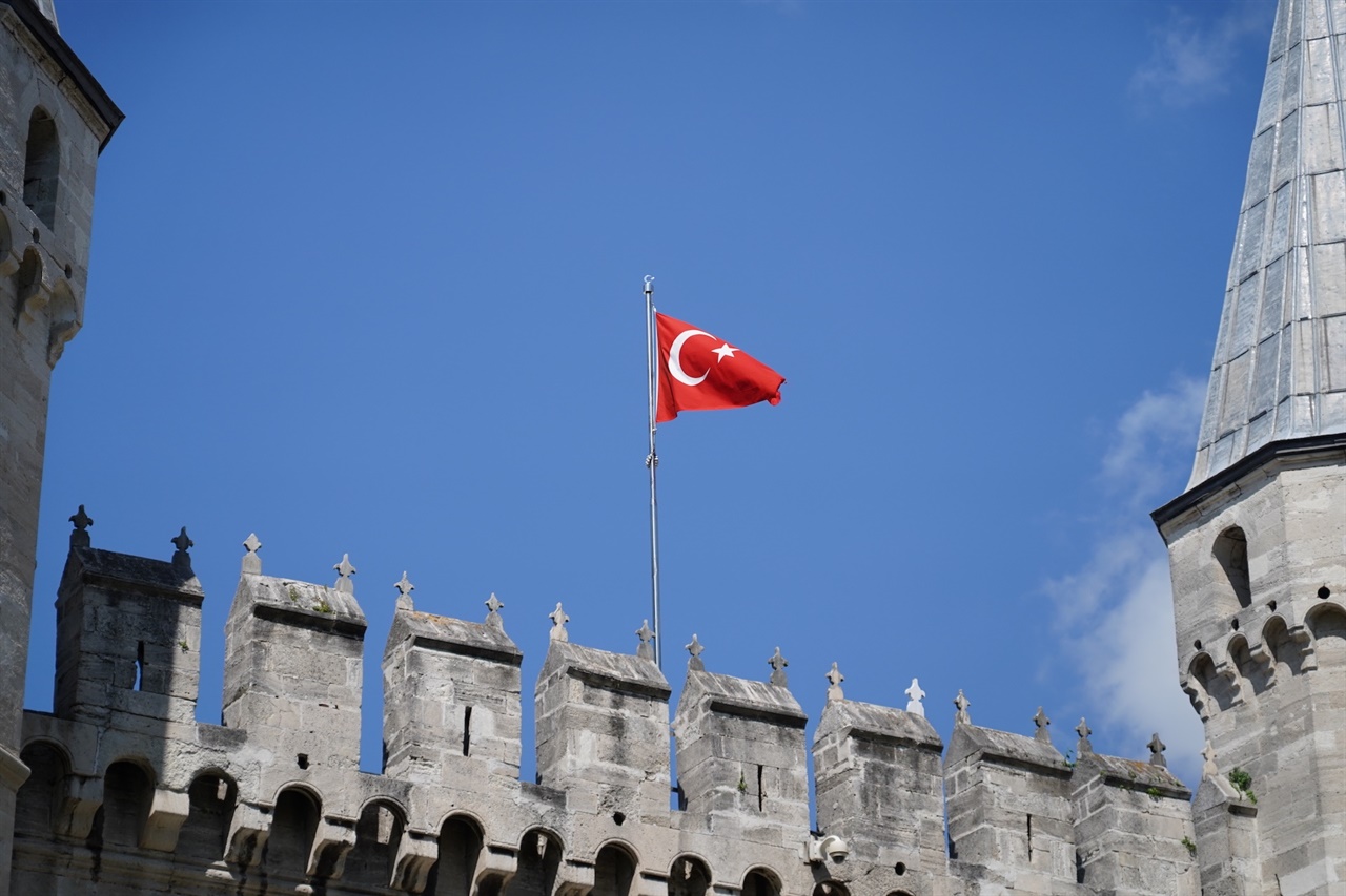 오스만 제국 술탄이 살던 톱카프 궁전에 걸린 터키 국기