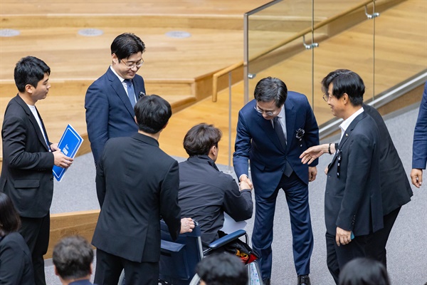 김동연 경기도지사가 28일 오전 경기도의회 본회의장에서 도의원들과 인사를 나누고 있다.