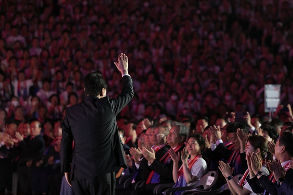 윤석열 대통령이 6월 28일 서울 중구 장충체육관에서 열린 한국자유총연맹 제69주년 창립기념행사에 참석해 손을 흔들고 있다. 