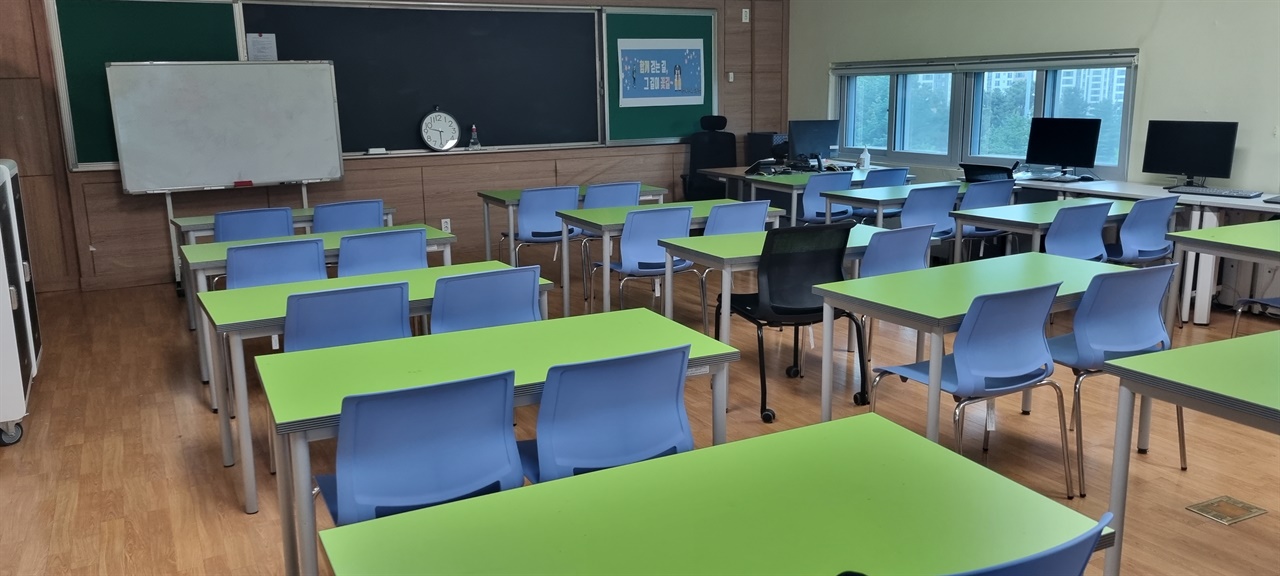 텅 빈 교실. 정규 수업 시간에는 학생이 있다가 방과후수업 시간에는 이처럼 텅 빈다. 