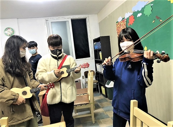 학교 '첫불제'위한 악기 연주 연습 