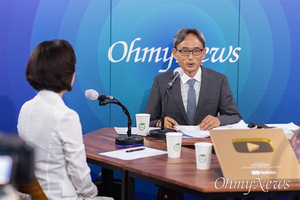 오마이TV <오연호가 묻다>를 진행하는 오연호 오마이뉴스 대표기자가 추미애 전 법무부 장관을 초청해 대담을 나누고 있다. 