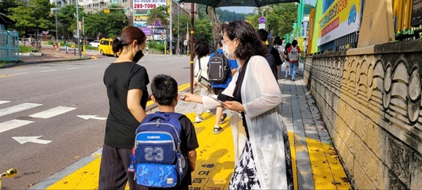 학교 앞에서 학습지 홍보를 하고 있는 학습지교사 