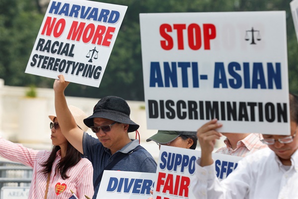 미국 대법원 앞에서 시위하는 아시아계 미국인들