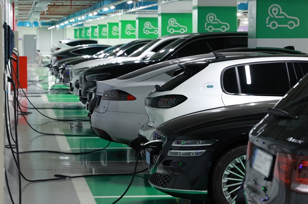 2022년 10월 31일 서울 강남구의 한 전기차 주차장에서 차량들이 충전을 하고 있다. 한국자동차산업협회(KAMA)의 9월 자동차 통계연보에 따르면 9월 중 국내 시장에서 국산 전기차 판매량은 1만3993대로 종전 월간 최다 판매를 기록한 올 7월(1만3143대)를 넘어섰다.  