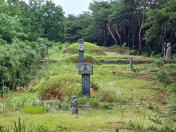 박산마을에서 멀지 않은 동호동에 양송천 일가의 묘역이 있다. 맨 위쪽이 송천 선생의 묘이고 맨 아래에 있는 묘가 충민공 양산숙과 정부인 광산 이 씨의 묘다