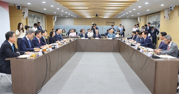  이주호 부총리 겸 교육부장관은 30일 경남도청을 찾아 간담회를 가졌다.