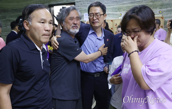 이태원 참사 특별법 제정을 촉구하며 11일째 단식 농성 중인 고 이주영씨의 아버지 이정민씨와 고 박가영씨의 어머니 최선미씨가 30일 오후 서울 여의도 국회 본회의에서 10.29 이태원 참사 피해자 권리보장과 진상규명 및 재발방지를 위한 특별법안에 대한 신속처리안건(패스트트랙) 지정동의의 건이 통과되자 기뻐하고 있다.