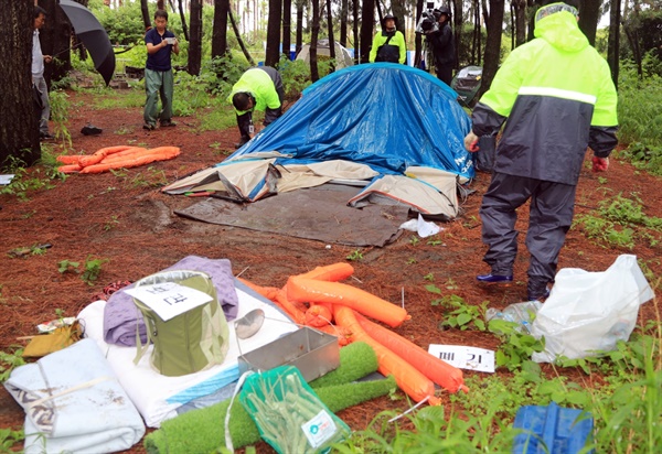 30일 오후 제주시 관계자 등이 제주시 협재해수욕장과 금능해수욕장 사이 녹지 지역에 있는 '알박기' 텐트를 강제 철거하고 있다.