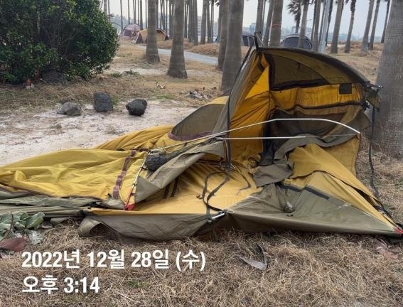 제주해수욕장에 파손된 채 장기 방치된 텐트 