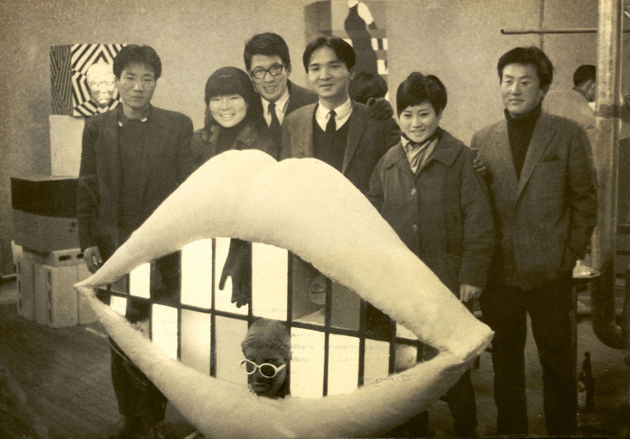 '국립중앙공보관(National Information Center)'에서 열린 '한국청년미술가연합전'에서 선보인 정강자 작품 '키스미'(1967). 이 작품 앞에서 선 한국의 실험미술가들 오른쪽부터 강국진, 심선희, 김인환, 정찬승, 정강자, 양덕수