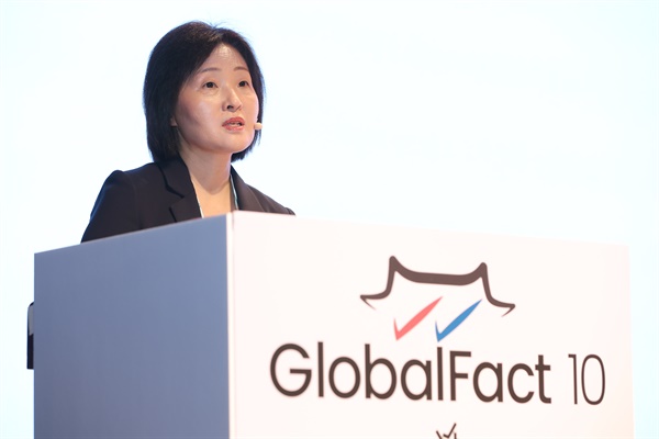 정은령 SNU팩트체크 센터장이 28일 오전 서울 코엑스에서 개막한 글로벌 팩트 10 행사에서 개회사를 하고 있다.