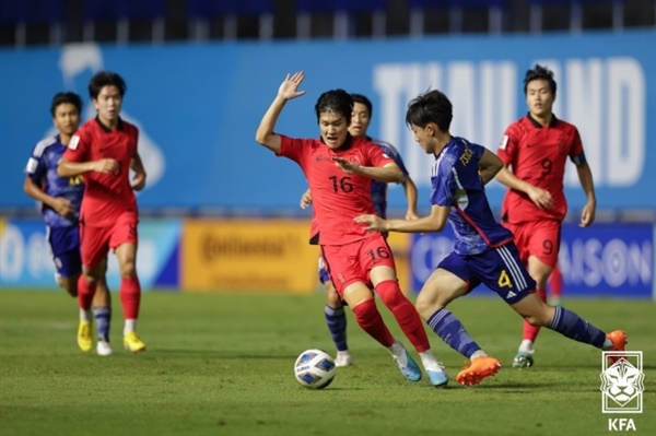  한국 대표팀이 2일(한국시각) 열린 U-17 아시안컵 결승전에서 일본과 대결하고 있다 