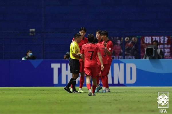  한국 대표팀이 2일(한국시각) 열린 U-17 아시안컵 결승전에서 심판 판정에 항의하고 있다 