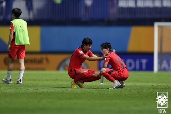  한국 대표팀이 2일(한국시각) 열린 U-17 아시안컵 결승전에서 패배 후 실망하고 있다 