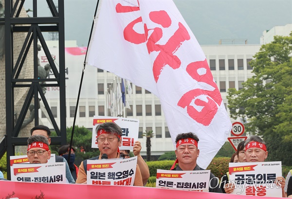 민주노총 경남본부는 3일 경남도청 정문 앞에서 기자회견을 열어 '총파업 돌입'을 선언했다.