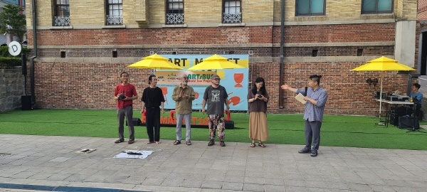    '2023 ARTsBUS World Tour Project'를 위해 6인의 전위예술가들이 인천 아트플랫폼 앞에서 출정식을 가졌다.
