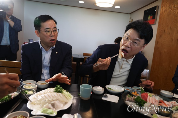 박성중 의원과 장제원 의원이 1층에서 구입한 회로 식사를 하고 있다.