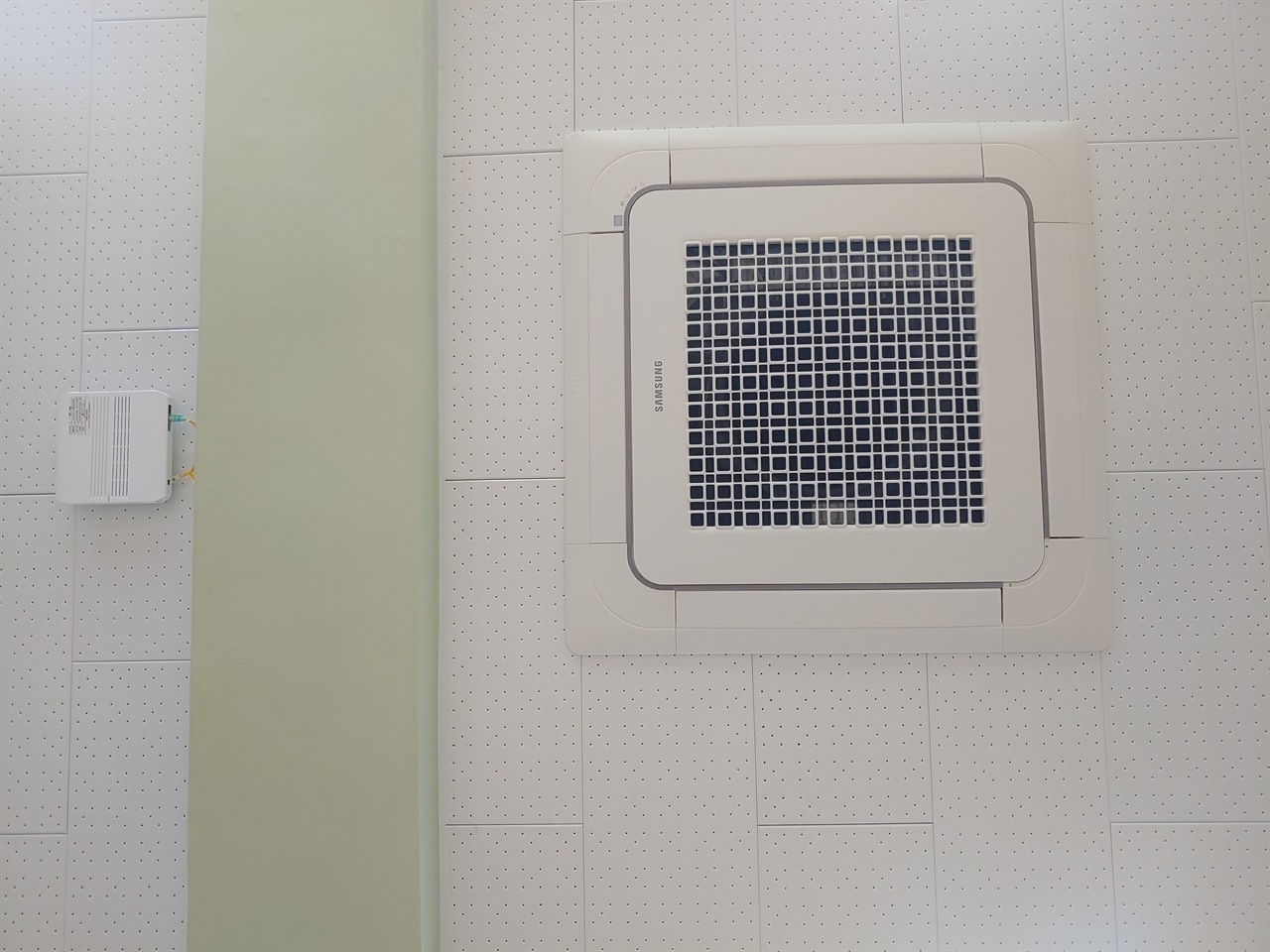 교실 천장에 설치된 와이파이 공유기와 냉온풍기