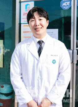 지난 15일 삼동면보건지소 공중보건의사인 권동현 한의사가 삼동면보건지소에서 미소를 짓고 있다.