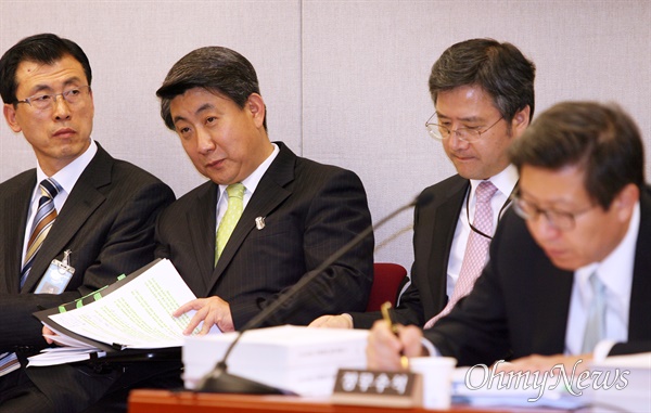 2009년 11월 12일, 당시 이동관 청와대 홍보수석이 대통령실에 대한 국회 운영위원회 국정감사에서 의원들의 질의내용을 듣고 있다.