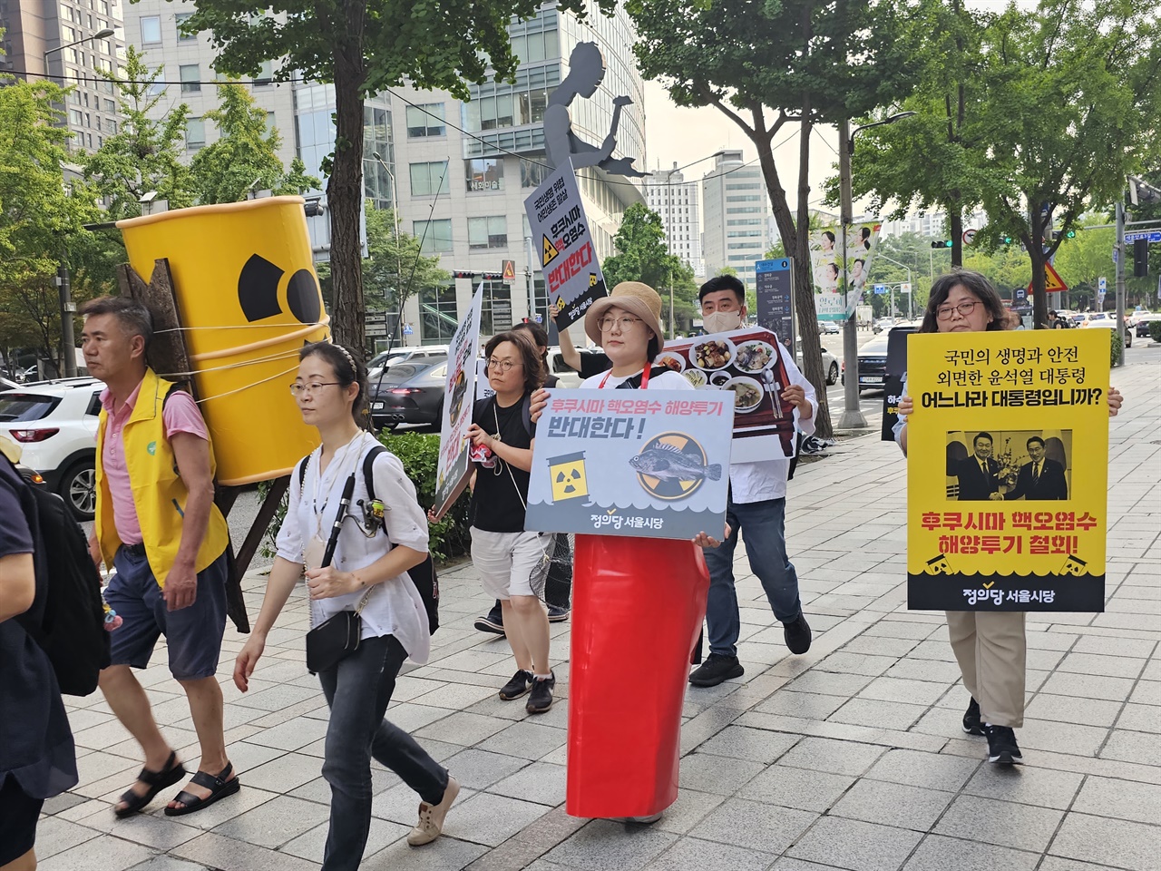 정의당 서울시당 당원들이 일본대사관을 향해 행진하고 있습니다