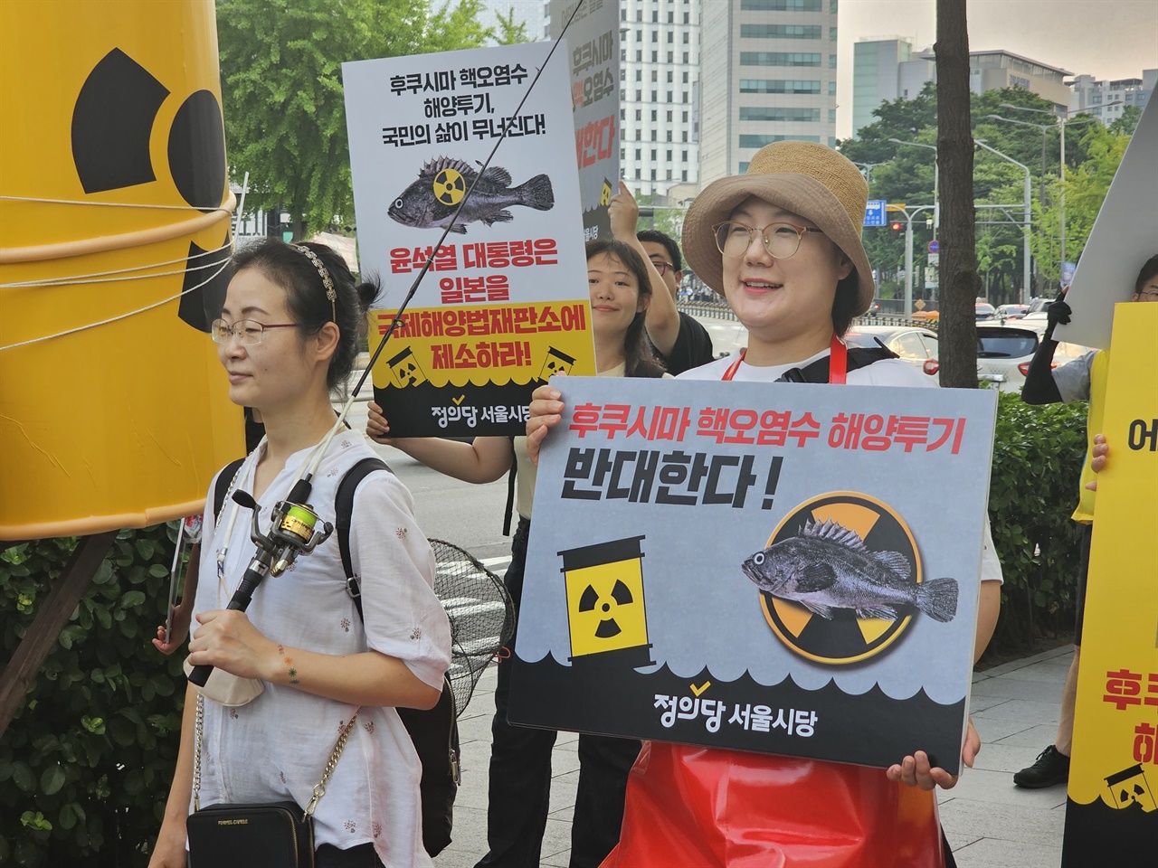 서울행진에 참가한 당원들이 핵오염수 드럼통을 지게에 지고 어민과 학교급식조리사는 의미하는 복장을 착용하고 행진하고 있습니다