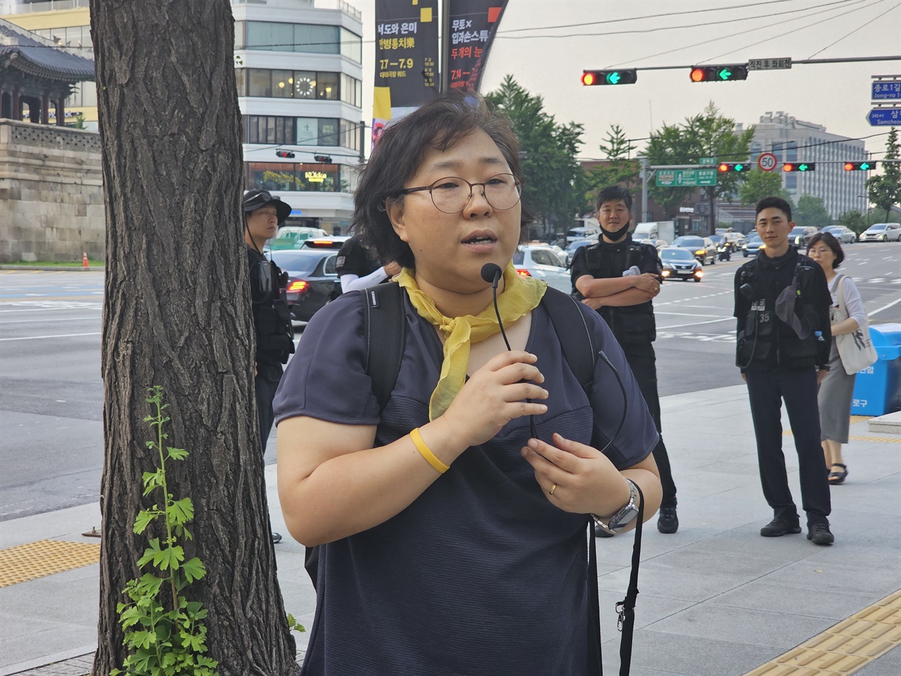 일본대사관 앞에 도착한 서울행진 참가자가 발언하고 있습니다