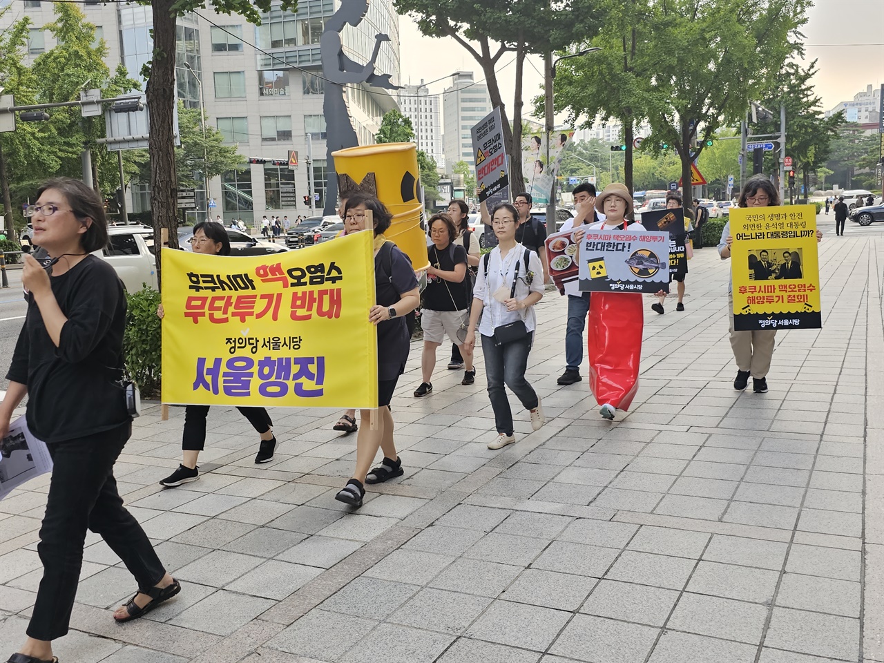 일본대사관을 향해 행진하는 참가자들에게 응원과 지지를 해 주시는 서울시민들을 만나기도 했습니다