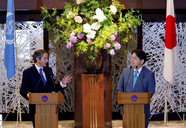 라파엘 그로시 국제원자력기구(IAEA) 사무총장이 2023년 7월 4일 일본 도쿄에서 하야시 요시마사 일본 외무상(사진 안)과 회담 후 공동 기자회견에 참석하고 있다. 