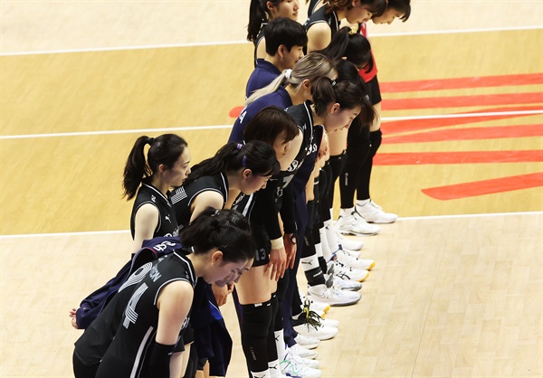  2일 오후 경기도 수원시 권선구 서수원칠보체육관에서 열린 2023 국제배구연맹(FIVB) 발리볼네이션스리그(VNL) 한국과 폴란드의 경기. 세트스코어 0-3으로 패한 한국 선수들이 팬들에게 인사하고 있다. 2023.7.2