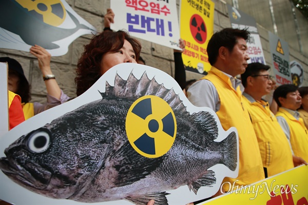 일본 정부의 오염수 해양 방류가 초읽기에 들어가자, 4일 부산시 동구 일본영사관 앞에서 부울경 정의당과 강은미 국회의원이 이끄는 전국순회단이 저지를 위한 기자회견을 열고 있다.