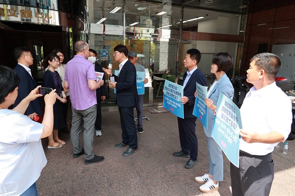 진보당 강성희 의원은 4일 국제원자력기구 도쿄지부에 항의서한을 전달했다.