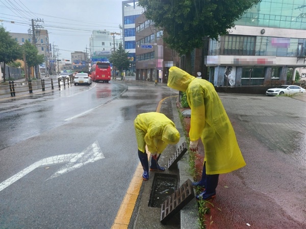 4일 충남 서산시 직원들이 도로주변 배수로를 정비하고 있다. 