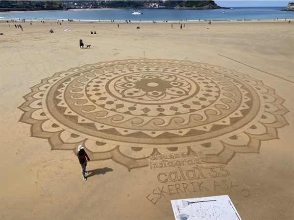 모래 위에 그림 그리는 샌드아트 예술가