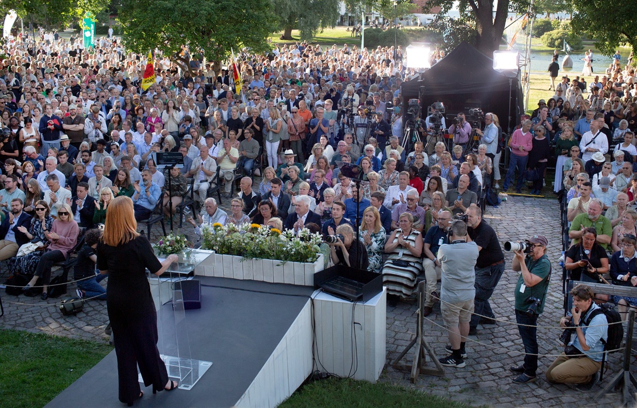 지난해 알메달렌 정치박람회 무대에서 중앙당 대표 애니 뢰프가 연설하는 장면.