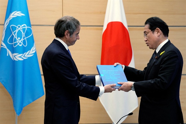 라파엘 마리아노 그로시 국제원자력기구 사무총장과 기시다 후미오 일본 총리가 7월 4일 후쿠시마 오염수 방류에 관한 IAEA의 종합보고서를 함께 들고 있다